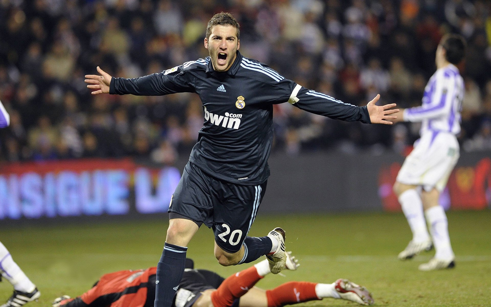 昔日蓝桥宠儿归来！阿扎尔重返斯坦福桥备战传奇赛，深情告白，回家的感觉无可替代