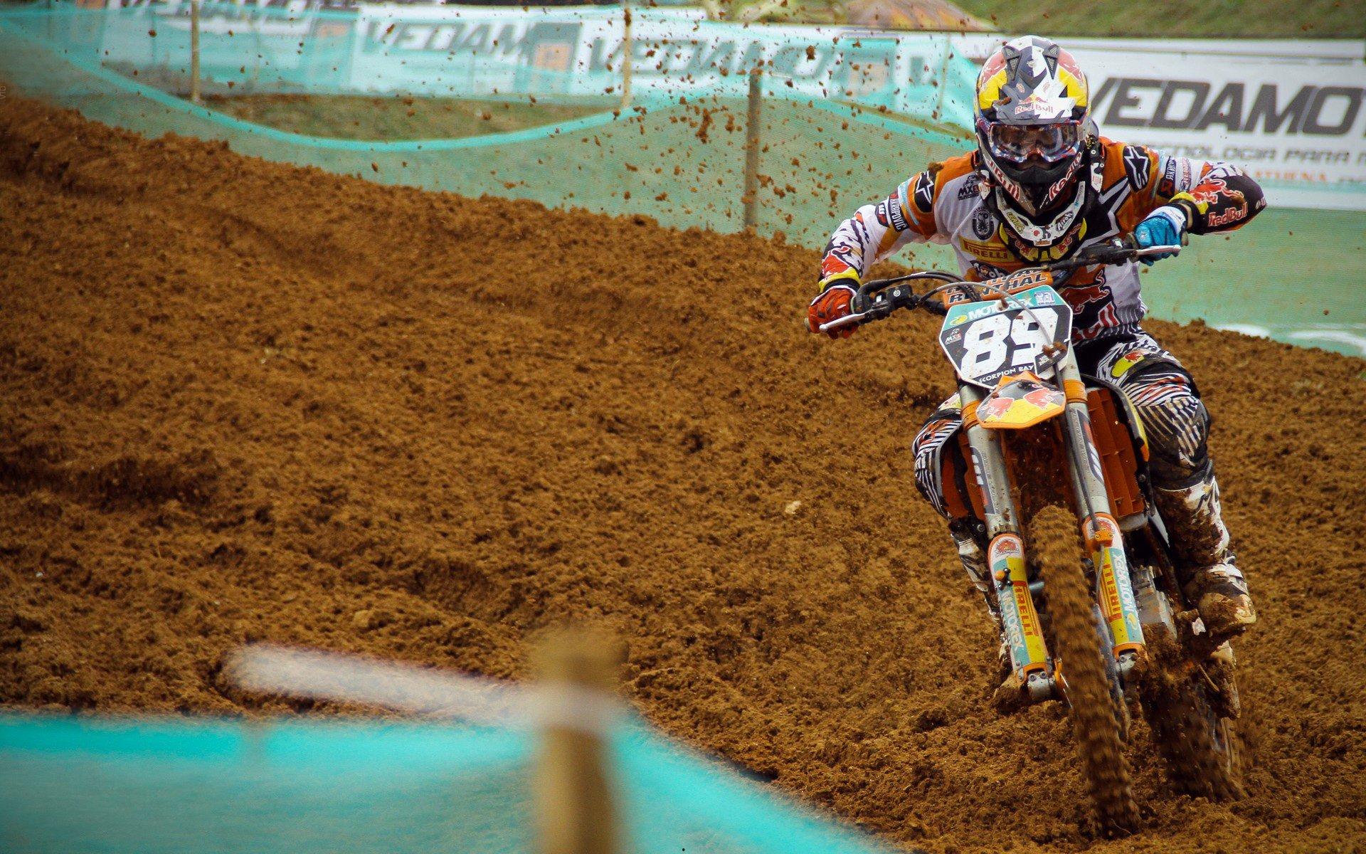 胜利的节奏，姆伯莫与阿马德赛后更衣室热舞引爆网络